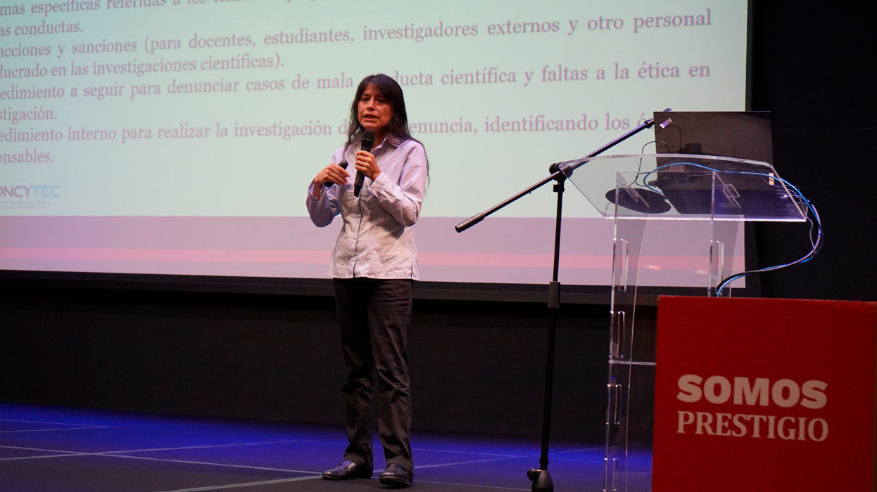 Tania Peña en la I Jornada Internacional CRI