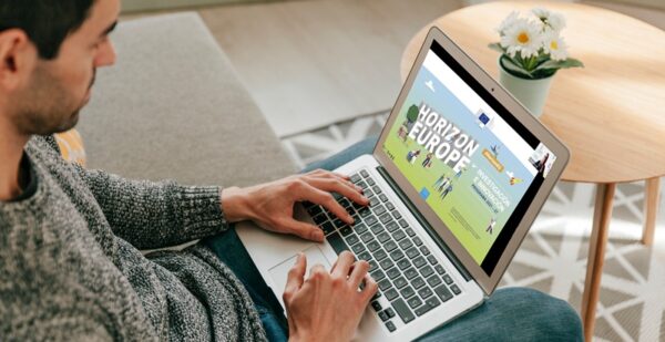 hombre-que-usa-la-computadora-portatil-en-el-sofa2