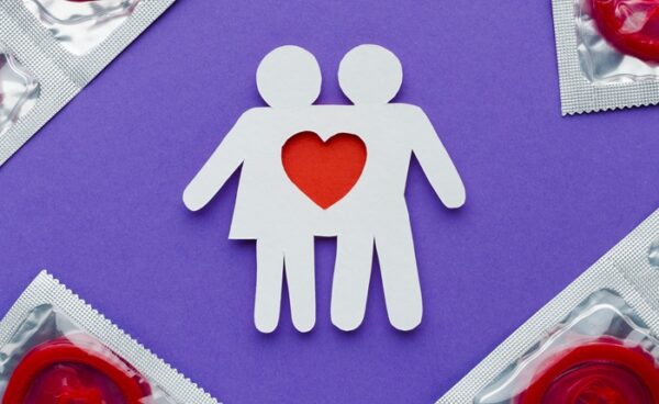 arrangement-contraception-concept-with-red-condoms-paper-couple_nota web