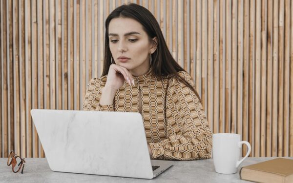 medium-shot-woman-working-laptop (1)