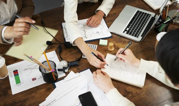 people-working-elegant-cozy-office-space investigacion cayetano